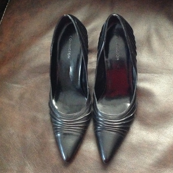 Black pumps