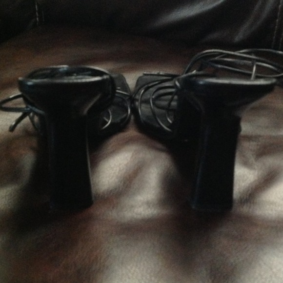 Heels - Picture 4 of 4