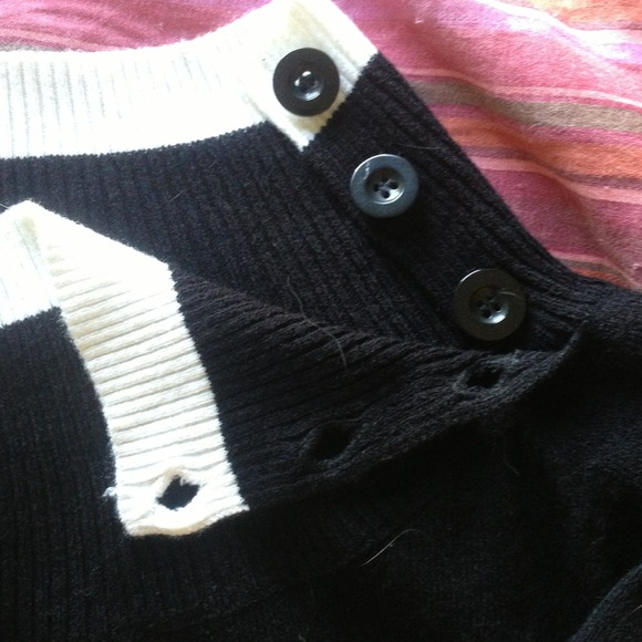 Sweater. Size Small - Picture 2 of 3