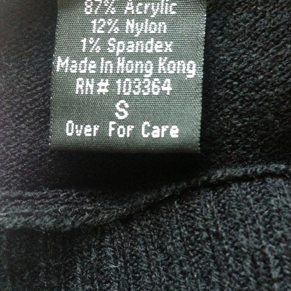 Sweater. Size Small - Picture 3 of 3