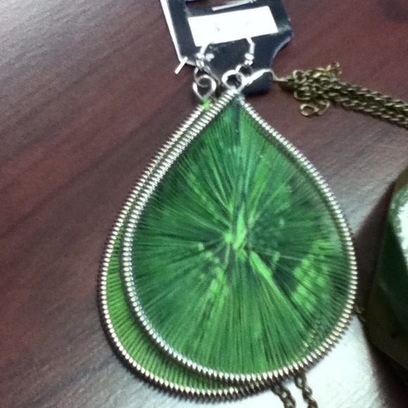 Just reduce Green Necklace set w/earrings brangle - Picture 2 of 4