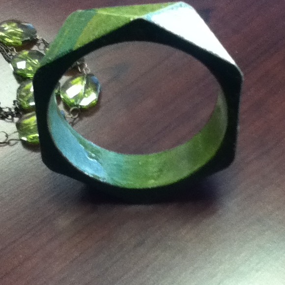 Just reduce Green Necklace set w/earrings brangle - Picture 3 of 4