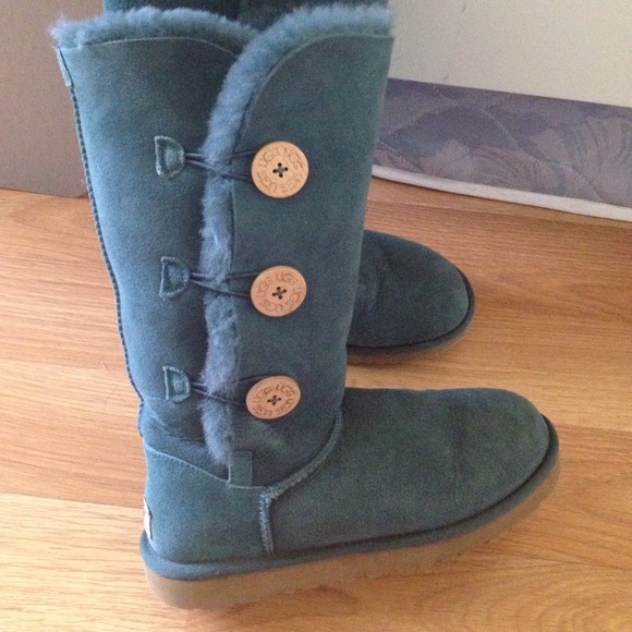 ❌SOLD❌Ugg baily button size 8