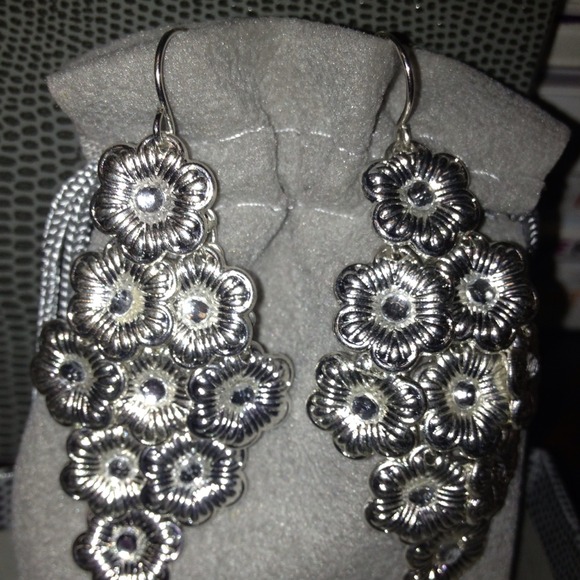 GIFTED!!!!!   Flower design chandelier earrings