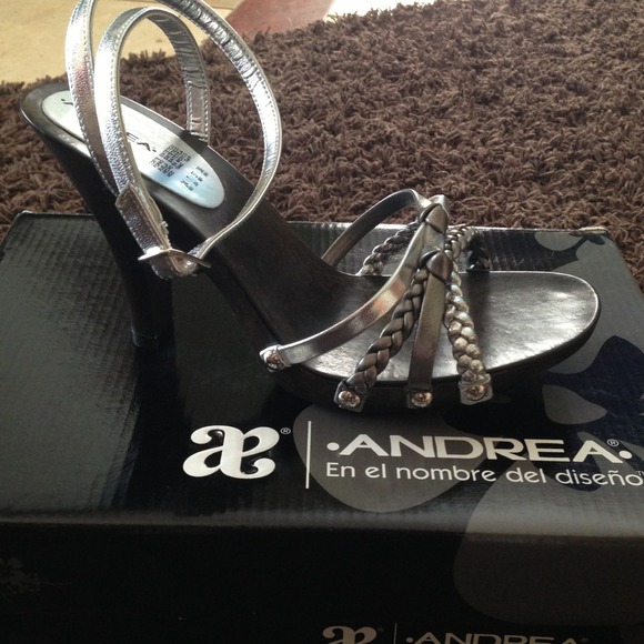 size 7 , 3" heels new in box - Picture 1 of 4