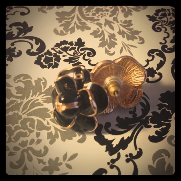 🌷No longer available🌷CHANEL camelia earrings