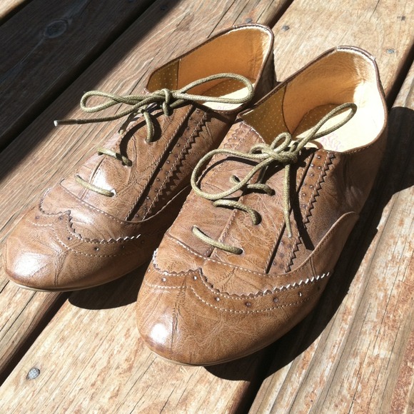 Tan oxfords! So cute!! Never worn size 11