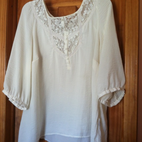 Beautiful cream silk top with ivory lace detail!