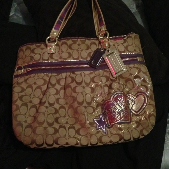 Coach bag slightly worn needs to be cleaned