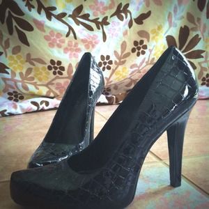 Gianni Bini sz 10M black patent pumps