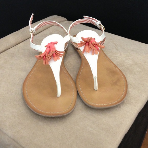 Bundle Tommy Hilfiger tassel sandals & Capris