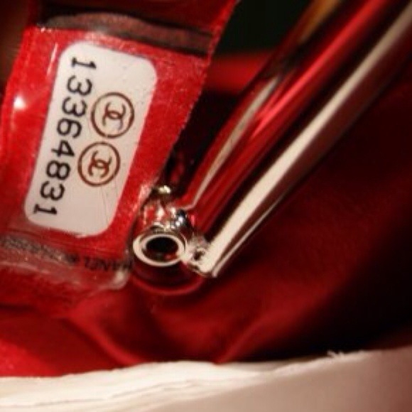 AUTHENTIC CHANEL CLUTCH - Picture 4 of 4