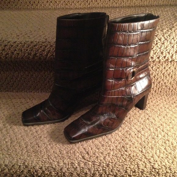Brown croc embossed calf length boots sz 8