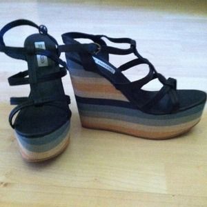 🚫SOLD🚫Steve Madden wedge- navy leaf