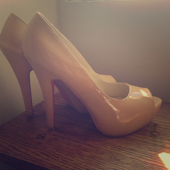 Nude pumps