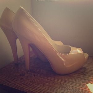 Nude pumps