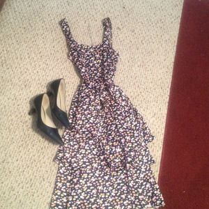 Flowery dress that ties at the waist