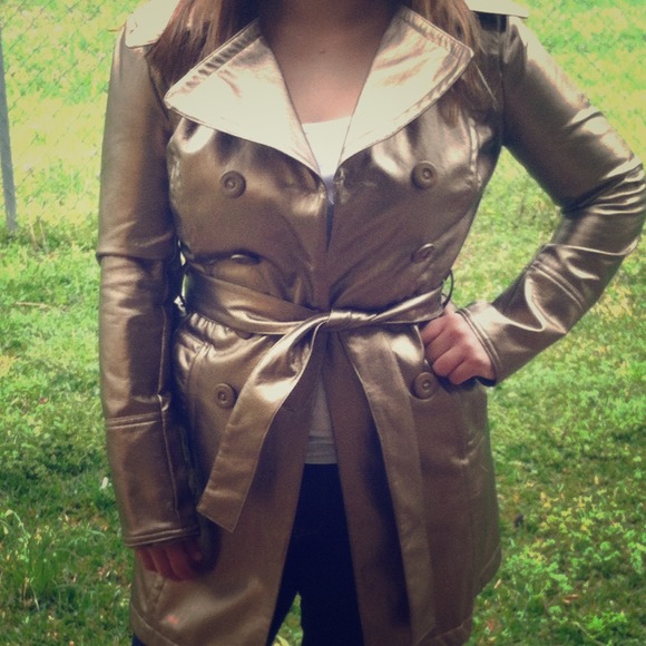 Reduced ! Gold trench coat trendy for fall !