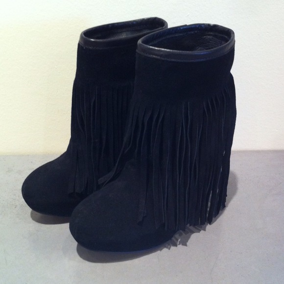 Koolaburra Veleta Fringe Bootie.
