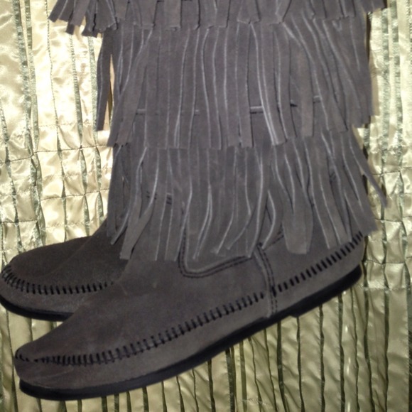 Minnetonka Moccasin Grey Fringe Boots Size 7