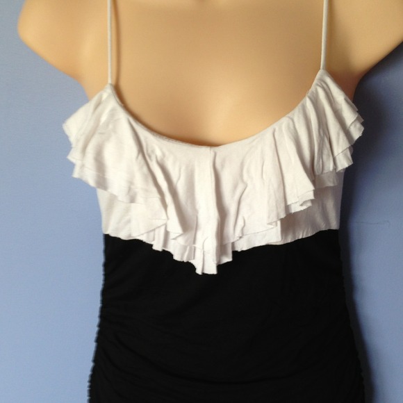 Ruffle dress - Picture 2 of 3