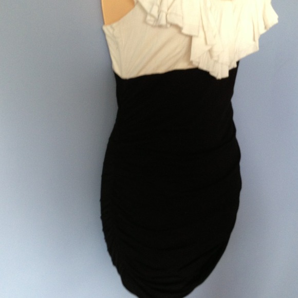 Ruffle dress - Picture 3 of 3