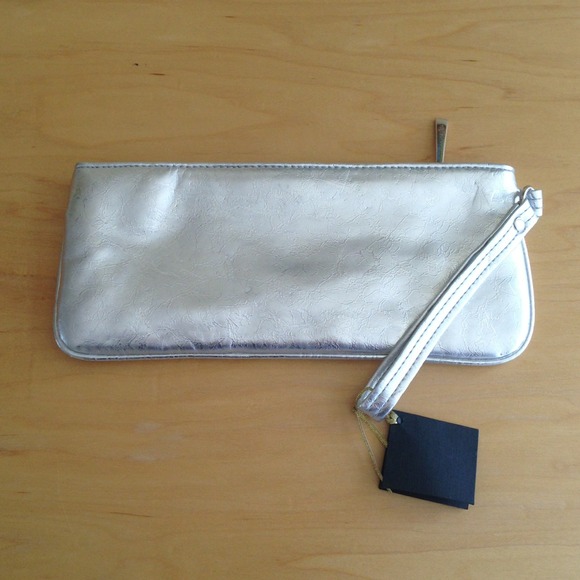 🎀Sold in Bundle - Metallic silver clutch🎀 - Picture 2 of 4