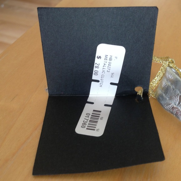 🎀Sold in Bundle - Metallic silver clutch🎀 - Picture 4 of 4