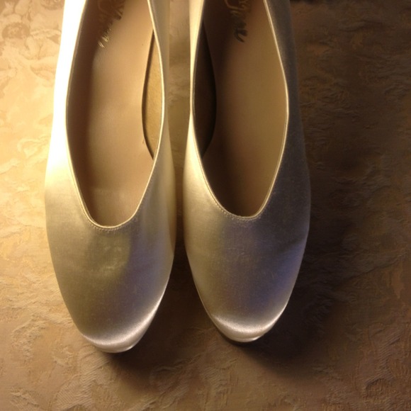 NEW PRICE! LJ sample pumps in Champagne satin - Picture 2 of 2