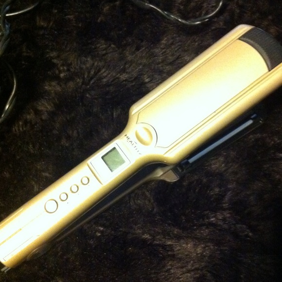 Super hot moisturizing flat iron. Used