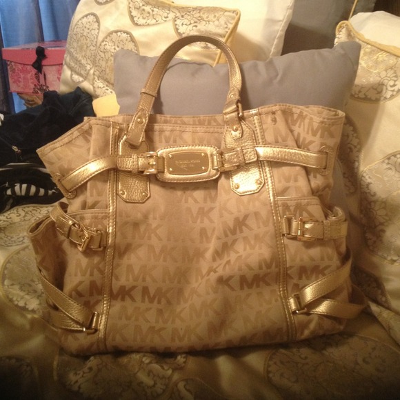 Gold MK auth purse 👜SOLD👜