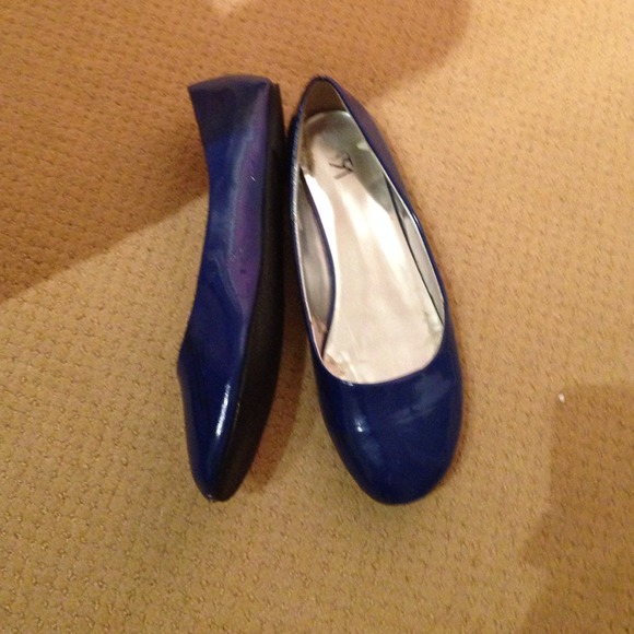 Shiny blue flats - Picture 4 of 4