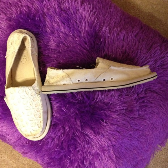 Sanuk eyelet lace shoes