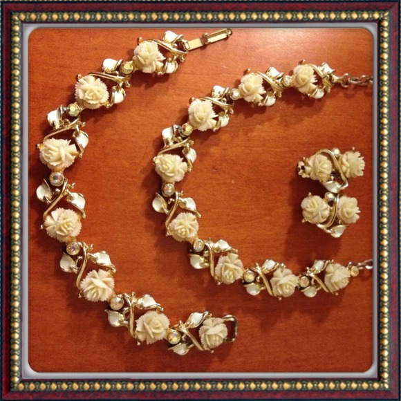 📍Hold📍Vintage costume jewelry 3 piece set