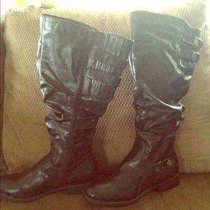 Flat Footed Boots. Come right below knee.