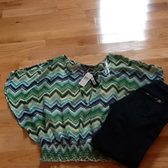 ❌SOLD❌NWT chevron batwing top