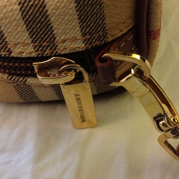 100% Authentic Burberry Wristlet - Picture 2 of 4