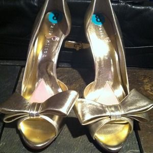 Paris Hilton Gold pumps!!