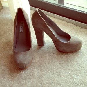 AMAZINGLY COMFY Steve Madden grey pumps!