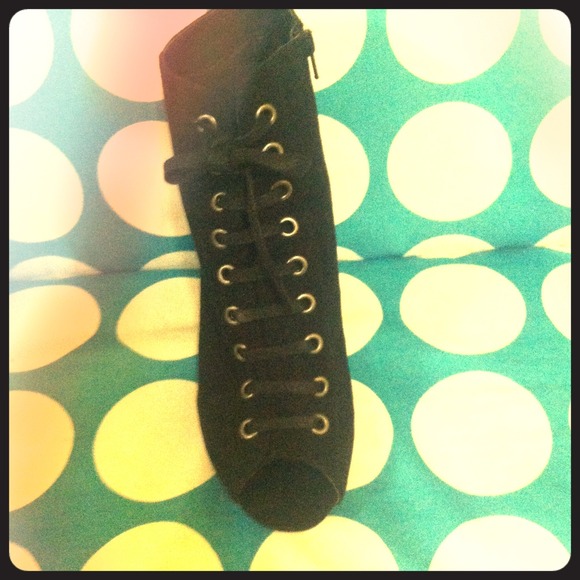 Black Fioni high heels!