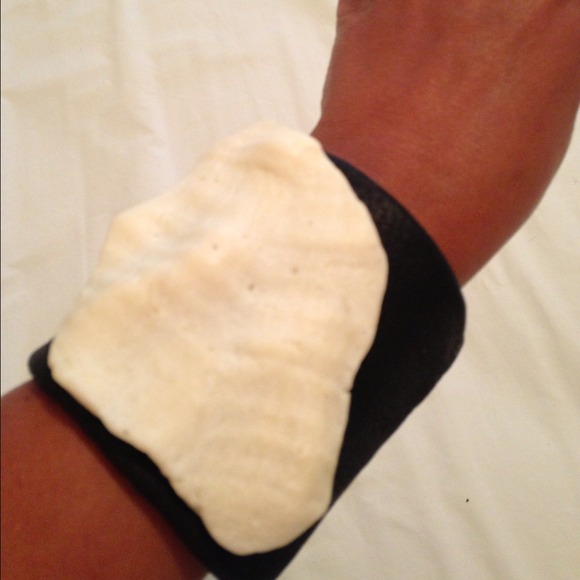 Leather shell cuff - Picture 2 of 2