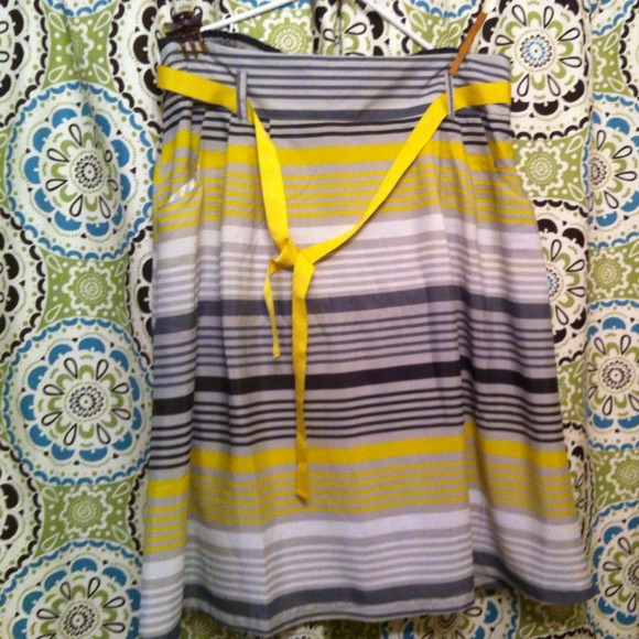 Old Navy classic look striped skirt