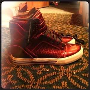 Size 5 burgundy Supra sneakers. ITEM S9