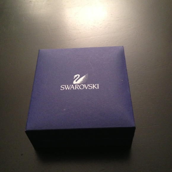 Clip On Swarovski Earrings - Picture 3 of 4