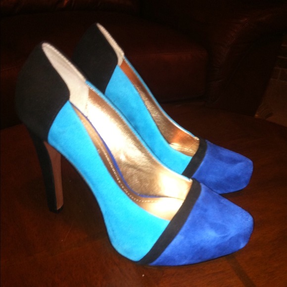 BCBG heels - size 8 1/2 *clean bottoms*