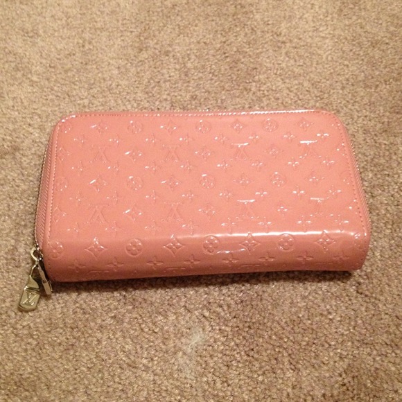 Louis Vuitton zippy wallet