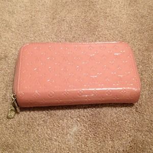 Louis Vuitton zippy wallet