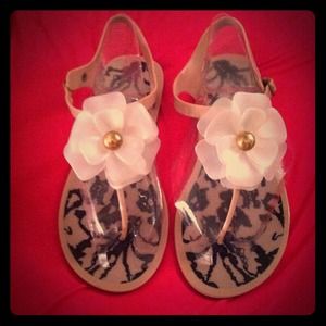 **Reduced**Chinese laundry flower pedal sandals