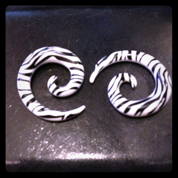 Zebra patterned spiral gauges 😍