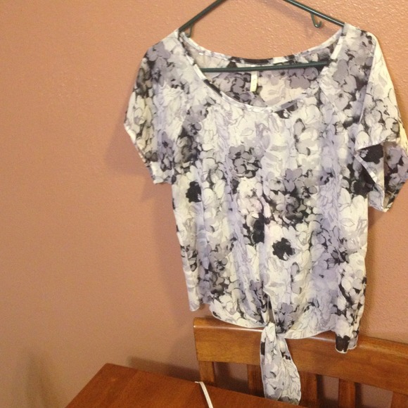 Violet, white and black oversized shirt with tie. - Picture 1 of 2